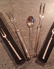 2 alte Vorlegegabeln, 1