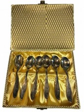 100 silberne Löffel und